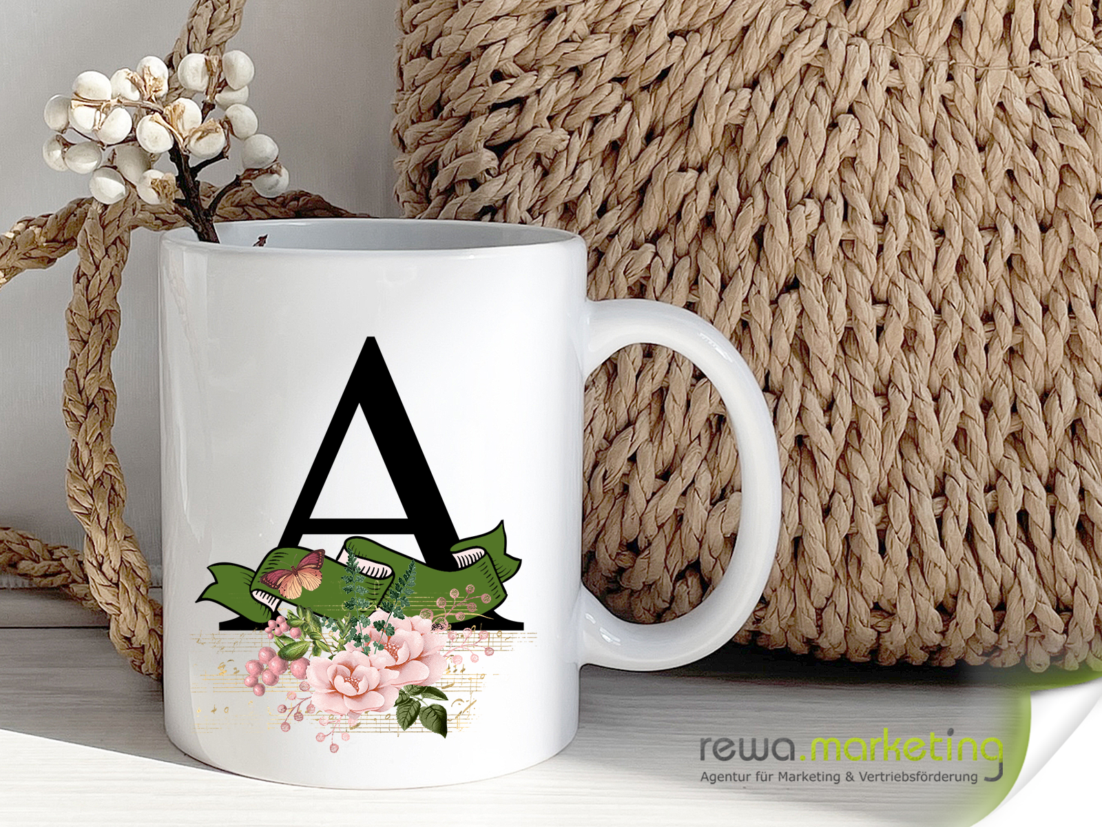 Alphabet- Tasse mit Banner und Blumen Geschenke und Geschenkideen von REWA Marketing