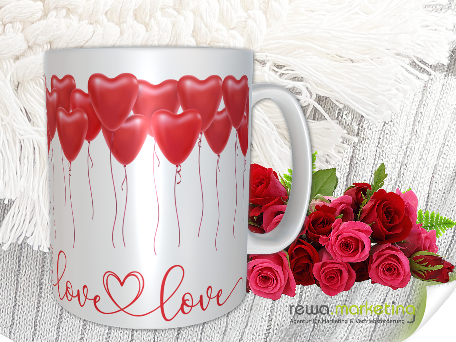 Tasse mit Herzluftballons mit Spruch Banderole - Love - Panoramadruck als Geschenk